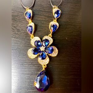💙 NWT! Betsy Johnson Blue Rhinestone Flower Necklace